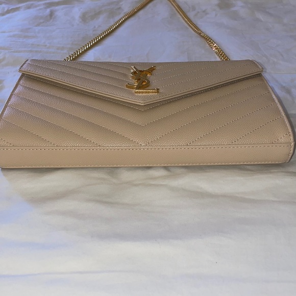 Envelop Chain Wallet In Grain Embossed Leather - Picture 2 of 10